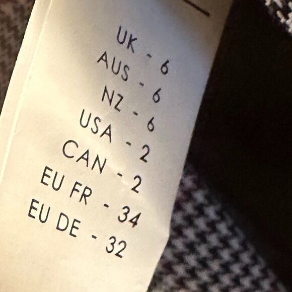 Boohoo Petite exclusive petite contrast lapel blazer in check Women's 2 Petite - Picture 6 of 6